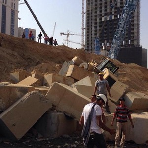 بالفيديو: وفاة 5 أشخاص بانهيار جدار استنادي في مكة المكرمة