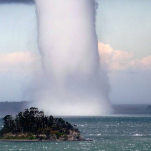 لحظة اجتياح إعصارقمعي مائي لأحد شواطئ البرازيل