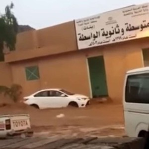  السيول تحاصر مبنى مدرسة بالـ "واسطة" والدفاع المدني يوضح 