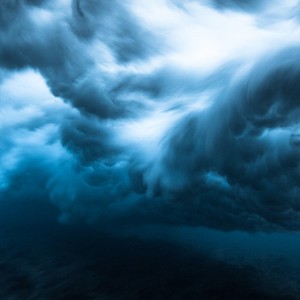 ليست صوراً من عاصفة رعدية .. انها أمواج البحر من الأسفل 