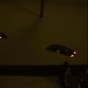  شباب يغامرون بحياتهم لانقاذ عائلة غارقة في مخرج ٣٣ بالرياض