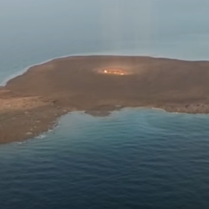 بالفيديو | مشاهد لجزيرة داشلي البركانية بعد انفجارها وتحولها لكتله من اللهب .. هكذا أصبحت