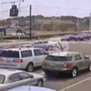 بالفيديو : حادث سير بهلواني بين دراجة نارية وسيارة 