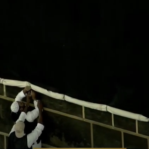 بالفيديو | لحظة رفع كسوة الكعبة المشرفة استعداداً لموسم الحج 2022