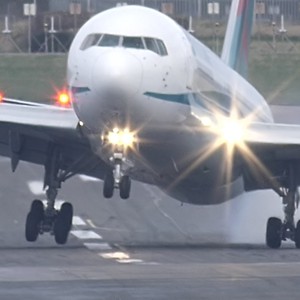 طريقة مذهلة تغادر بها الطائرات مصانعها!