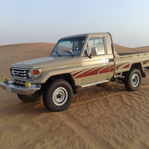 شاب سعودي يحطّم سيارته الحديثة مستخدماً جرافة وصخرة !