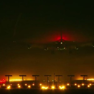 طائرة تخترق الضباب وترسم لوحة فنية غاية بالجمال 