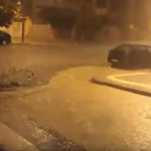 شاهد: عاصفة بردية تاريخية تضرب مدينة وجدة المغربية