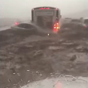 أمريكي يُوثق لحظة غرق مركبته بسيل جارف 