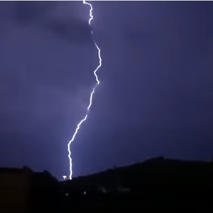 كويتي يرصد أطول وأغرب صاعقة رعدية قد تراها بحياتك 