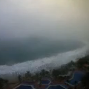 كاميرا مباشرة ترصد لحظات وصول إعصار باتريسيا إلى سواحل المكسيك  