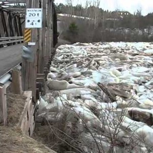 بالفيديو: قطع جليد ضخمة تحرك جسرا من مكانه