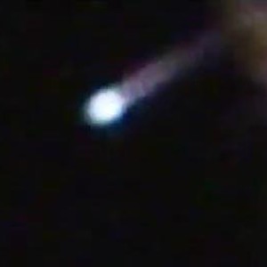 فيديو : شاهد كيف أضاء النيزك سماء ينبع 