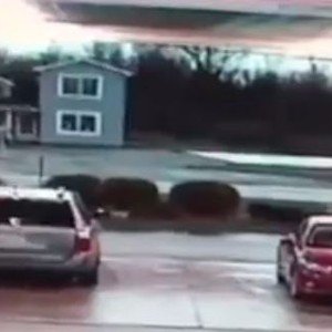 بالفيديو: عاصفة تقتلع منزلاً بالكامل في ثانيتين فقط 