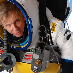 مسؤول يتحدى "فيليكس" ويحطم رقم أعلى قفزة من الفضاء