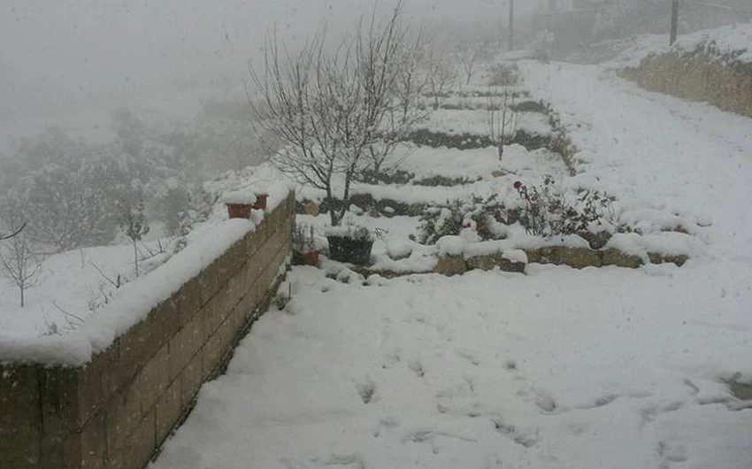 بالصور : الثلوج تغطي أجزاءاً واسعة منخفضة الارتفاع من شمال ووسط سوريا وبدأت بالامتداد الى جنوب البلاد