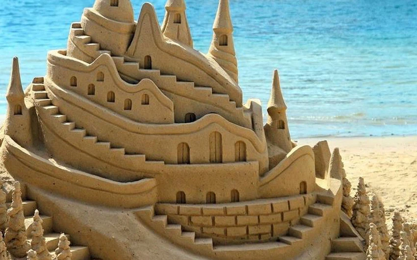 قلعة منحوتة في رمال الشاطيء