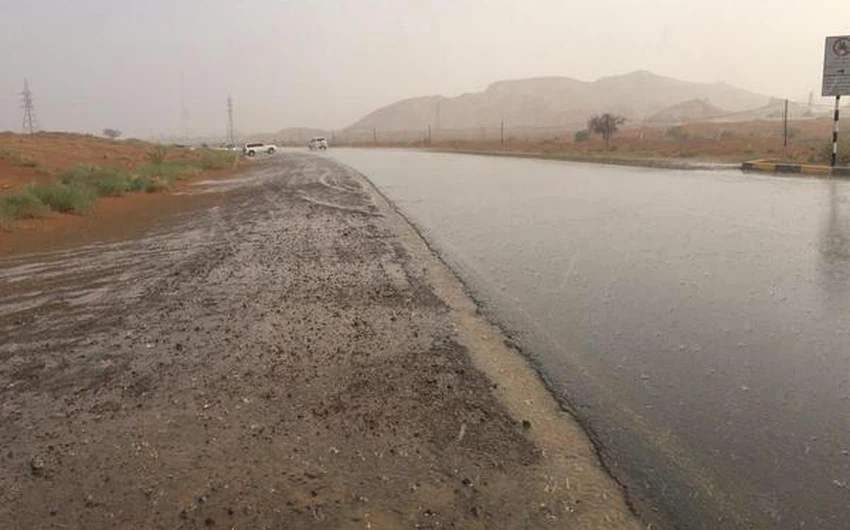 أمطار الخير بمنطقة الفاية التابعه لإمارة الشارقة.  عبر شبكة الامارات