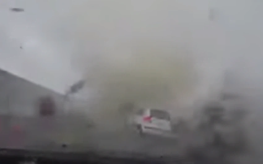 اعصار تايوان يتسبب بتحرك سيارة