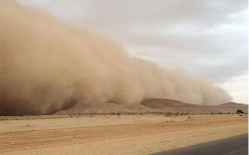 الغبار في منطقة الحريق غرب الرياض