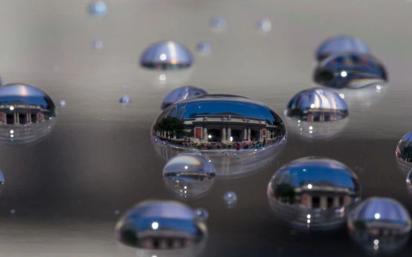 معالم سياحية داخل قطرات الماء.. طريقة مبتكرة في التصوير