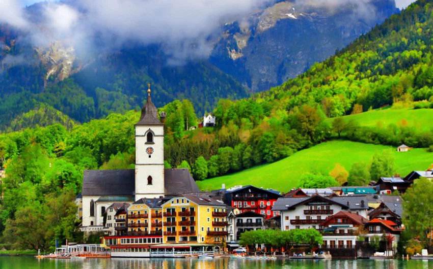النمسا: أحد دول أوروبا الوسطى، تتميز بالمروج الخضراء والطبيعة الخلابة