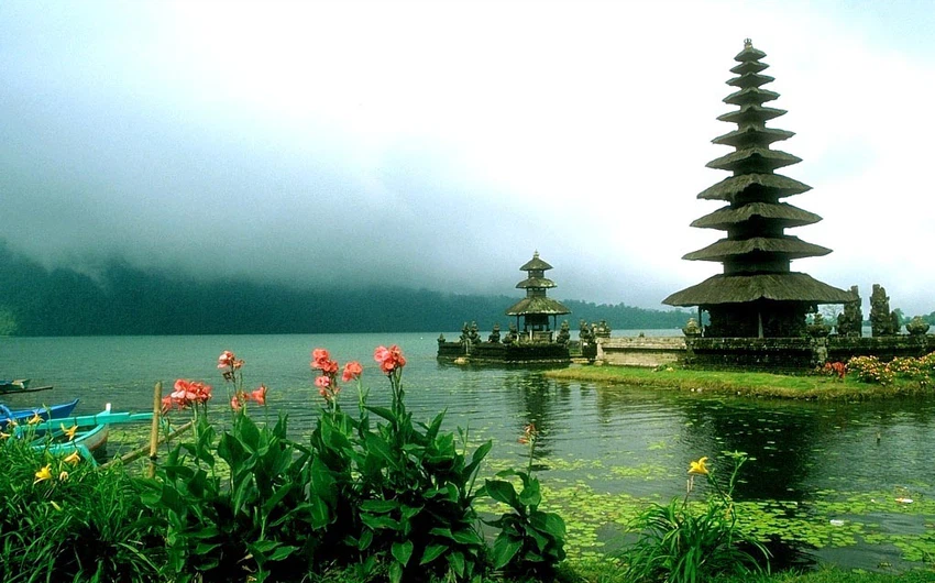 إندونيسيا: تتكون من 17508جزر، تقع في جنوب شرق آسيا،
