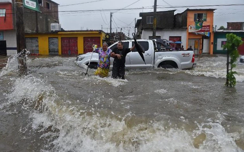 بالصور : الفيضانات في البرازيل تُجبِر عشرات آلاف السكان على النزوح ..