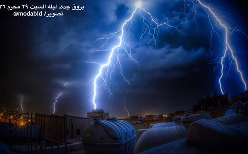 بالصور: البروق تضيء مدينة جدة وتحول ليلها إلى نهار