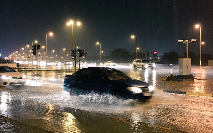 السيول تعم الطرقات في مدينة الفجيرة، تصوير بن دبا