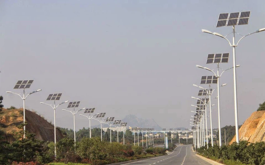 الألواح الشمسية على أعمدة الإنارة في الشوارع العامة