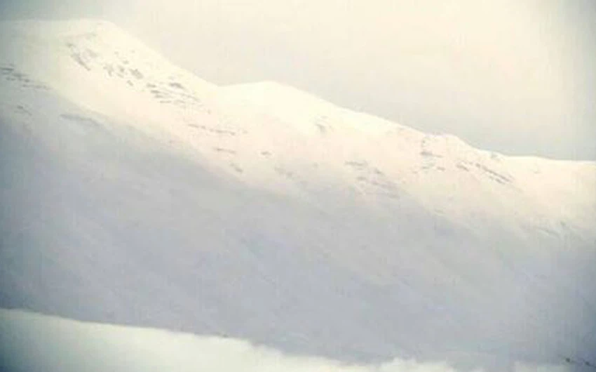 بالصور : أعالي جبل المكمل تتزين بالثلوج مبكراً وللمرة الأولى هذا الموسم  