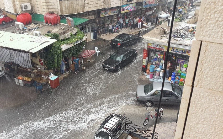 بالصور : في عزّ الصيف .. أمطار طوفانية تُغرِق شوارع دمشق بعد ظهر اليوم .. 