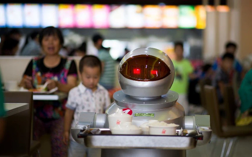 بالصور : مطعم في الصين يعتمد على الروبوتات في إعداد وتقديم الوجبات !
