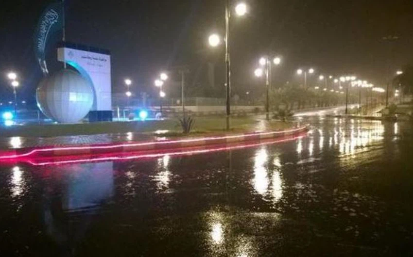 بالصور: أمطار في ضواحي الرياض تسيل الشعاب والأودية