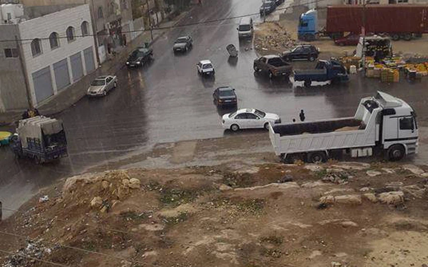 زخات من الأمطار في عمان المنارة عبر Ahmad Boshnaq