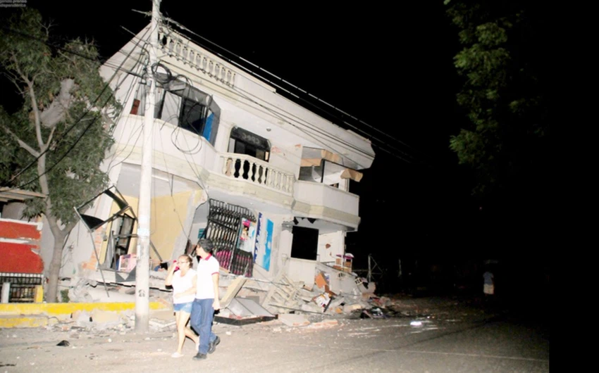 شاهد: زلزال بقوة 7.8 درجات يترك دماراً واسعاً في الإكوادور  