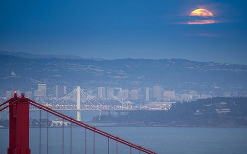 القمر العملاق كما ظهر من سان فرانسيسكو