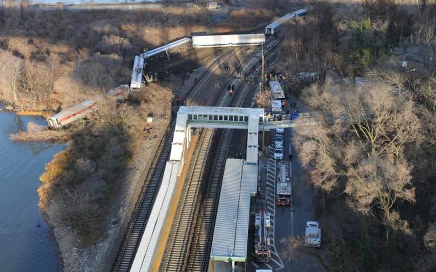 بالصور : ضحايا بسبب انحراف قطار عن سكته الحديدية في نيويورك !