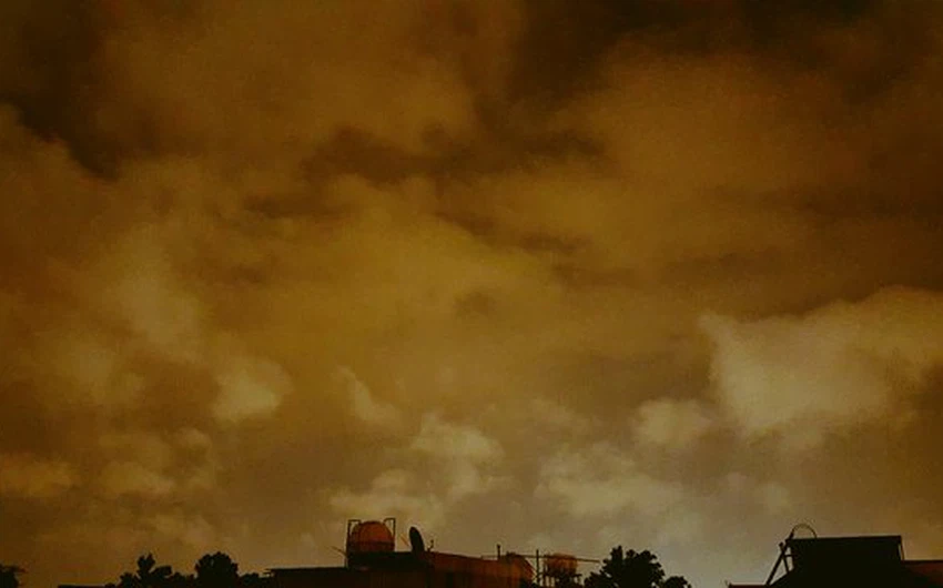 صور ليلية جميلة من سماء الرياض الممطرة ليلة الاربعاء تصويري @F__A_H_A__D