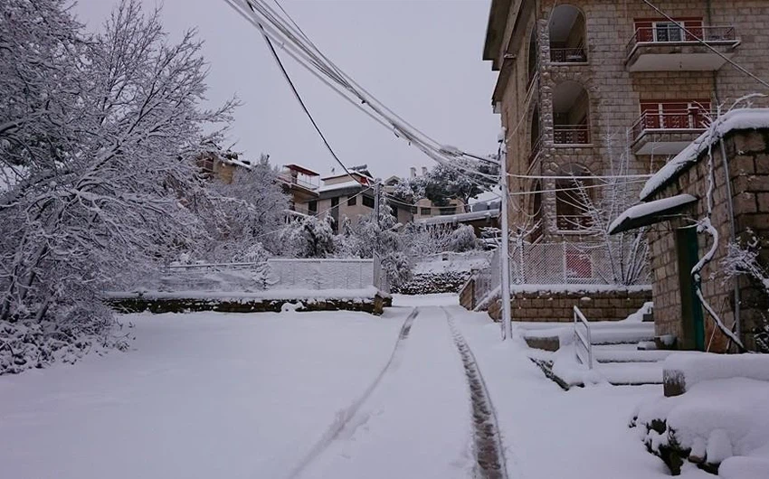 بالصور : على أبواب أيار ، البَرَد والثلج يغطيان أجزاء عديدة من لبنان