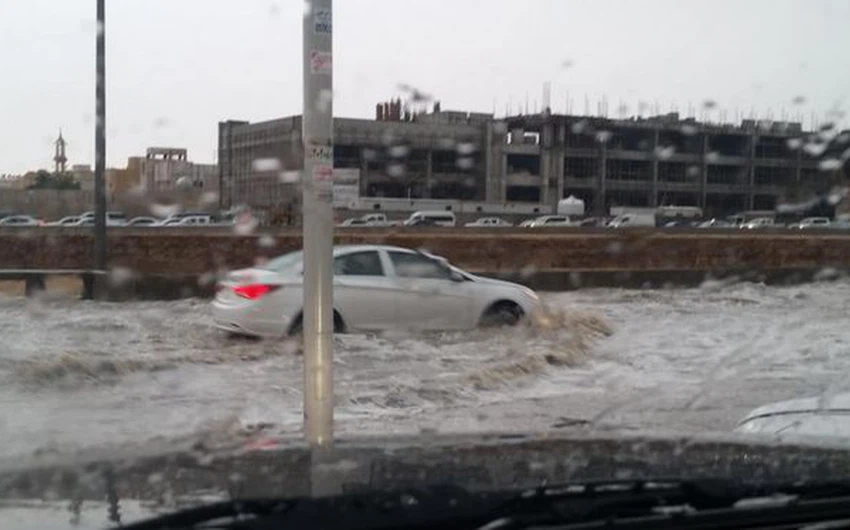 مياه الأمطار تغرق شوارع الرياض
