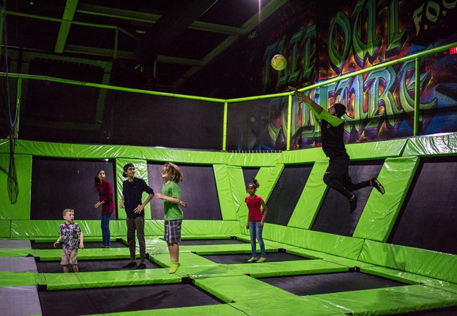 ترامبولين فليب اوت دبي الأولى من نوعها في المنطقة طقس العرب