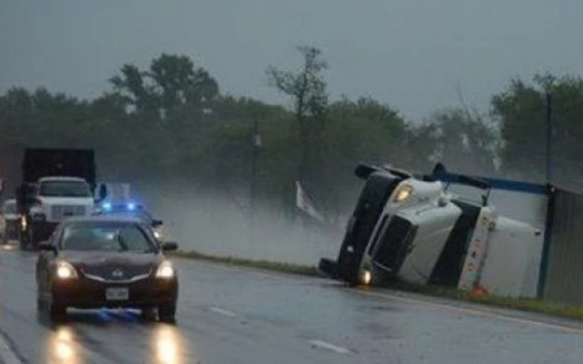 بالصور : الإعصار الأقوى منذ 64 عاماً يضرب ولاية فيرجينيا الأمريكية