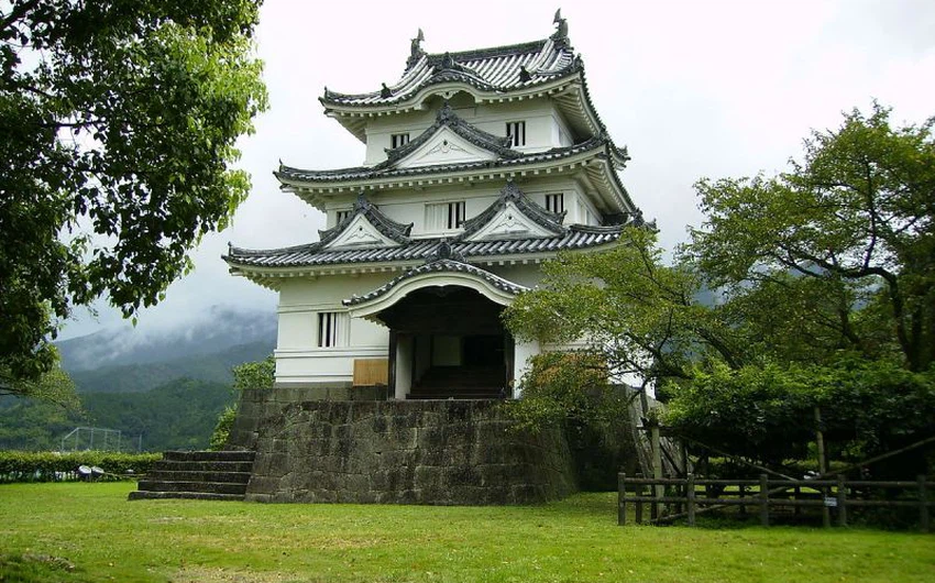 Pictures .. a tour between the old original Japanese castles
