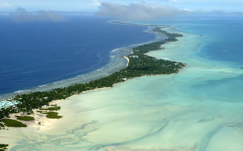 كريباتي زارها 6 آلاف سائح في 2013، وهى دولة جزيرة تقع في المحيط الهادئ الأوسط الاستوائي، شرق جزر هاواري.