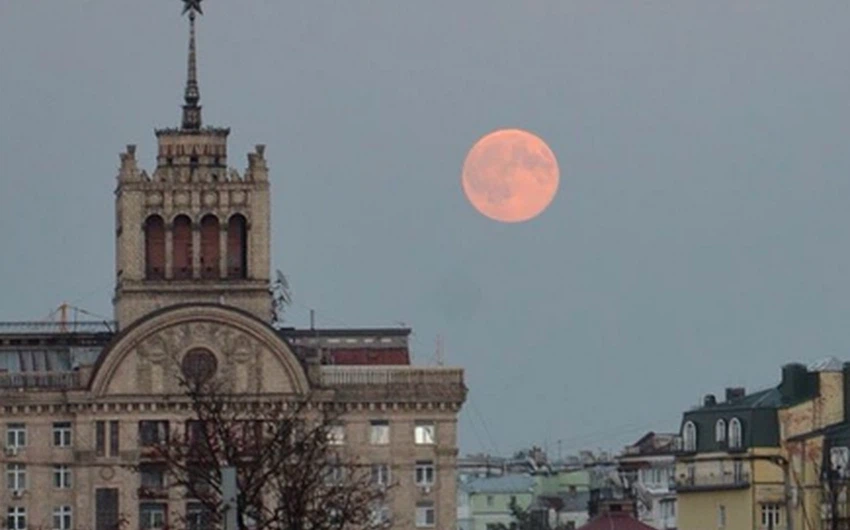 شروق القمر من مدينة كييف