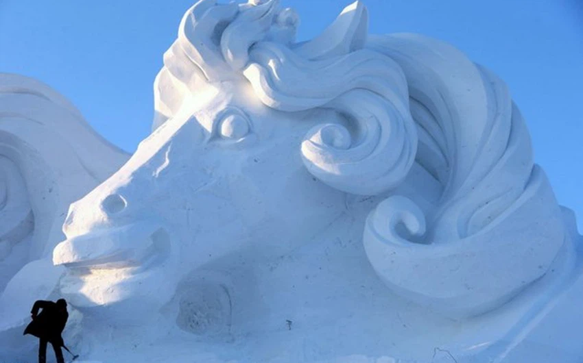 بالصور : قلعة صينية ضخمة مصنوعة من الجليد !