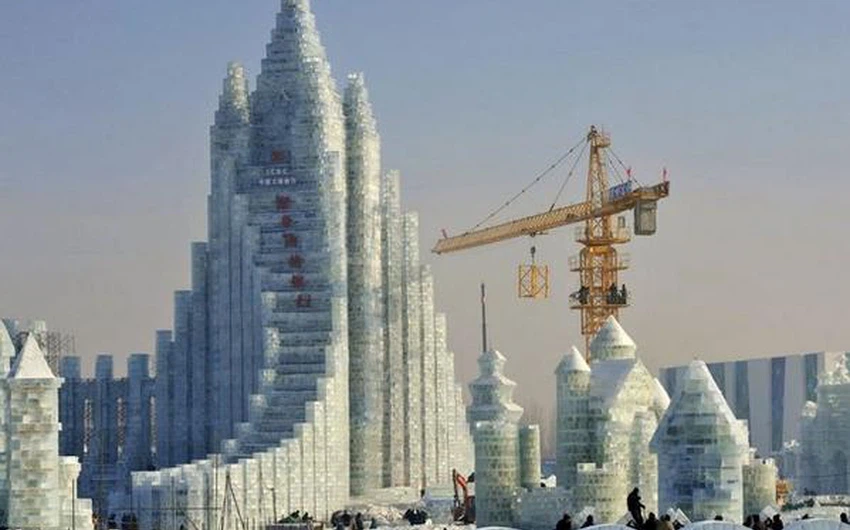 بالصور : قلعة صينية ضخمة مصنوعة من الجليد !