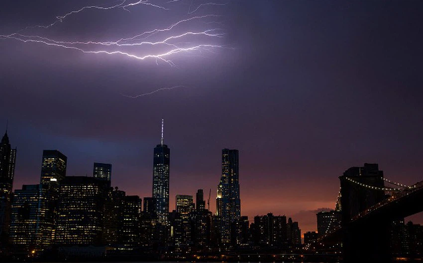 بالصور : عاصفة رعدية نادرة تضرب نيويورك وتُصيب برج التجارة العالمي